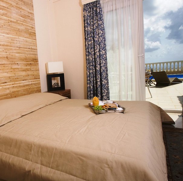 Mabely Grand, Zante